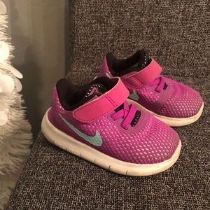 Girls Nike shoes 5C